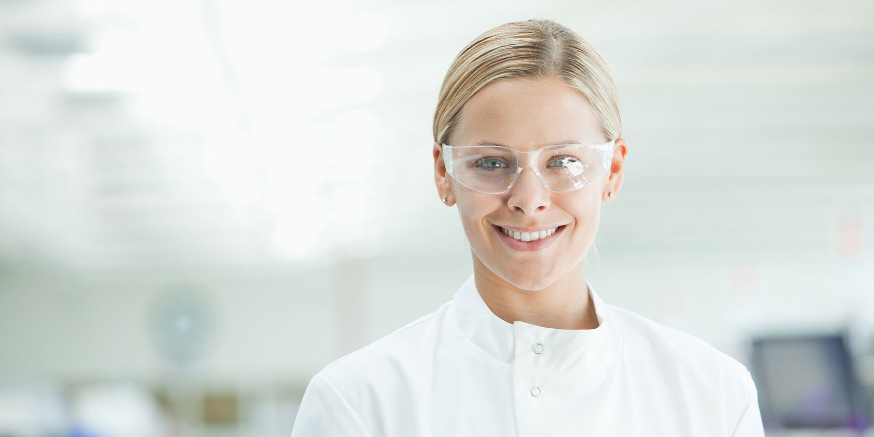 Wissenschaftlerin im Labor mit Schutzbrille