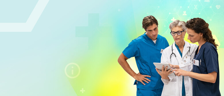 Drei medizinische Fachkräfte in Klinikkleidung besprechen gemeinsam Informationen auf einem Tablet.