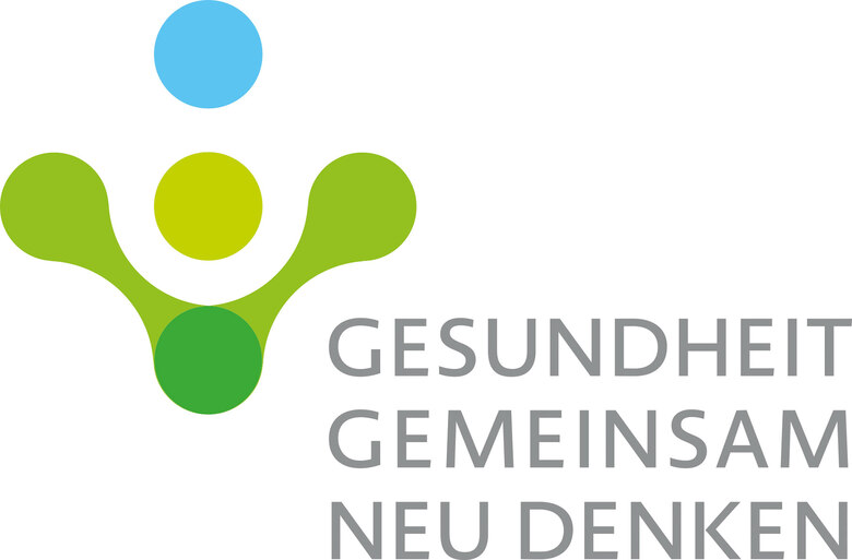 Logo mit grüner Personenfigur und blauem Punkt oben, Schriftzug „GESUNDHEIT GEMEINSAM NEU DENKEN" rechts in grau.