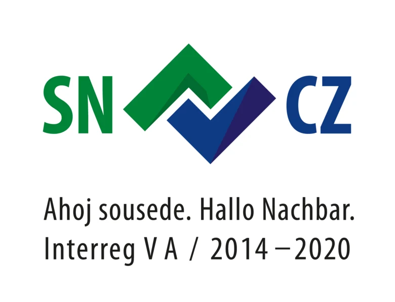 Logo SN-CZ mit grün-blauem Rautensymbol, Text „Ahoj sousede. Hallo Nachbar. Interreg V A / 2014-2020".