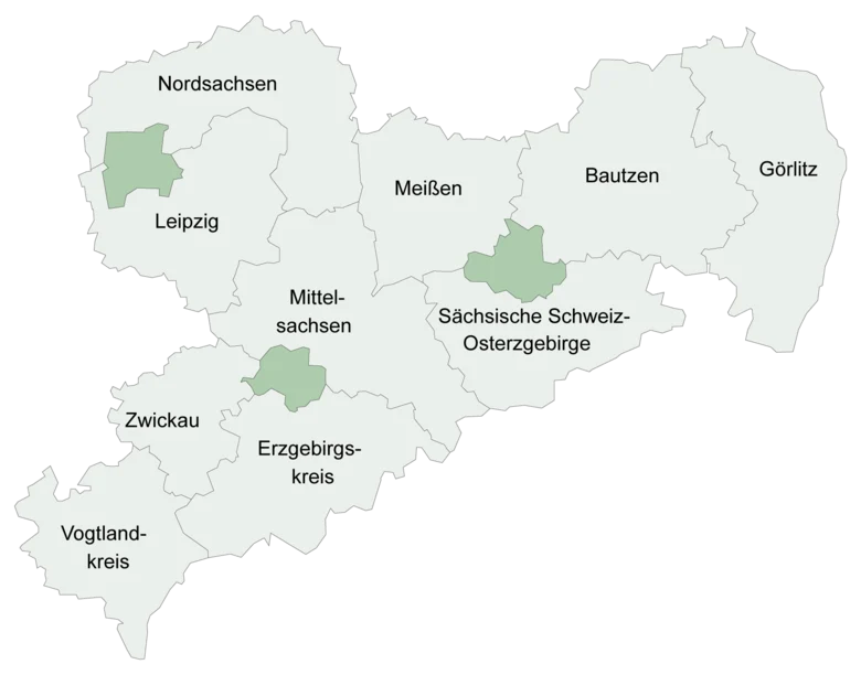 Karte Sachsens mit Landkreisen, drei grün markiert: Leipzig, Erzgebirgskreis, Sächsische Schweiz-Osterzgebirge, restliche beige.