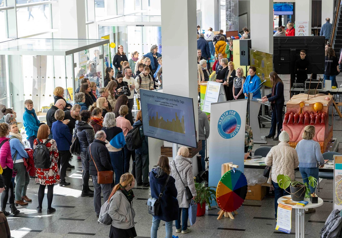 Publikumsveranstaltung zum Tag des Gesundheitsamtes: Besucher an Informationsständen zu Gesundheitsthemen mit Ausstellungsexponaten und Infotafeln.