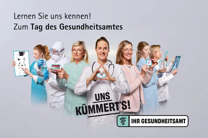 Kampagnenmotiv zum Tag des Gesundheitsamtes 2024: Mitarbeiterinnen des Öffentlichen Gesundheitsdienstes mit Slogan "Uns kümmert's!" zeigen verschiedene Aufgabenbereiche der Ämter.
