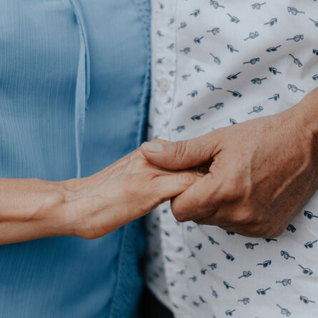 Zwei Personen halten einander Hand. Steht für Unterstützung, Betreuung und generationenübergreifende Fürsorge im Gesundheits- und Sozialbereich.