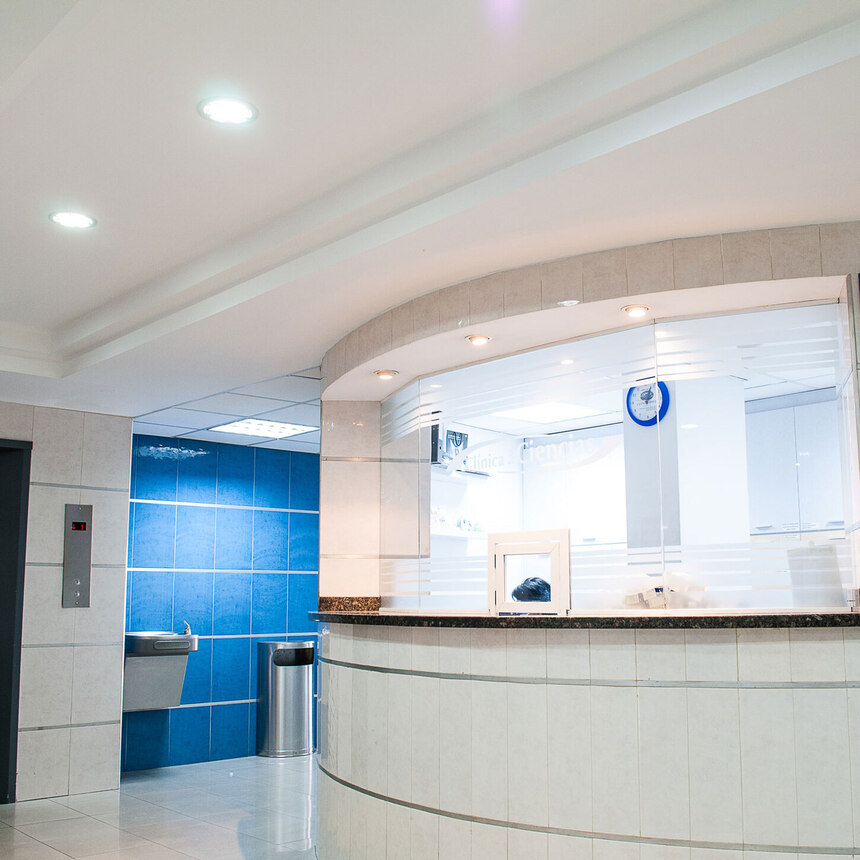 Empfangsbereich einer Gesundheitseinrichtung mit rundem Tresen und freundlicher Atmosphäre. Symbolisiert den ersten Anlaufpunkt für Patienten und Besucher.