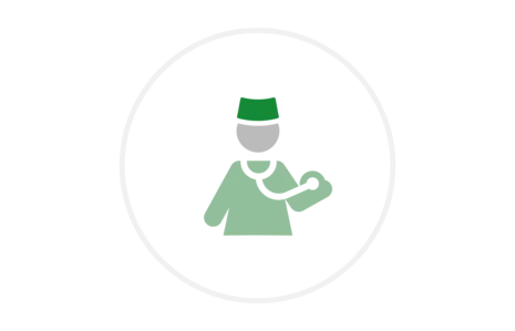 Piktogramm einer medizinischen Fachkraft mit Stethoskop in grüner Kleidung und Kopfbedeckung als Symbol für ambulante Versorgung.
