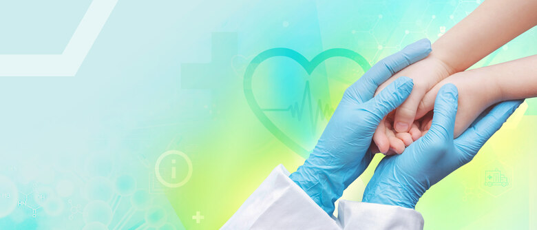 Hand in blauem Handschuh hält Hand einer Person vor türkis-gelbem Hintergrund mit Herz- und Gesundheitssymbolen.