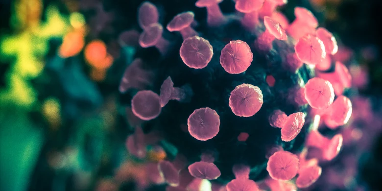 Illustration von rosa Coronavirus-Partikeln mit charakteristischen Spike-Proteinen vor unscharfem grünem Hintergrund.