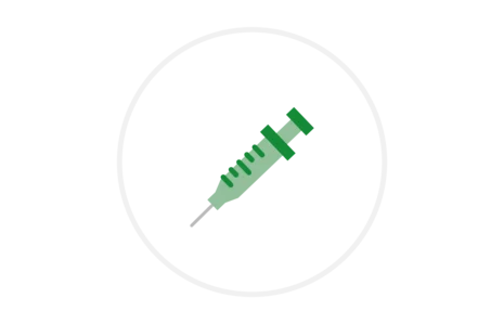 Grüne Spritze in hellgrauem Kreis auf weißem Hintergrund, Symbol für Impfungen.