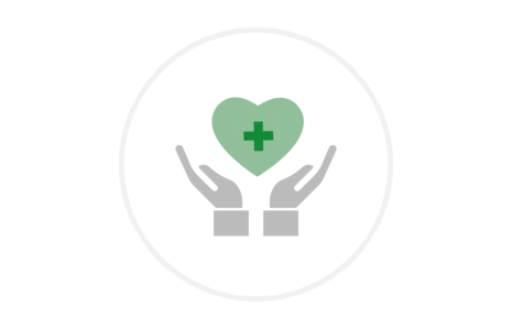 Zwei graue Hände halten grünes Herz mit Kreuz in hellgrauem Kreis, Symbol für Gesundheitsbündnis.
