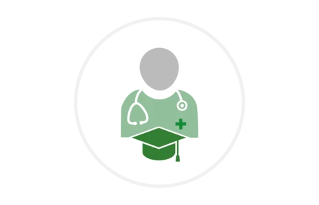 Grünes Icon mit Person, Stethoskop, Kreuz und Doktorhut in grauem Kreis, Symbol für Gesundheitsfachberufe und Ausbildung.