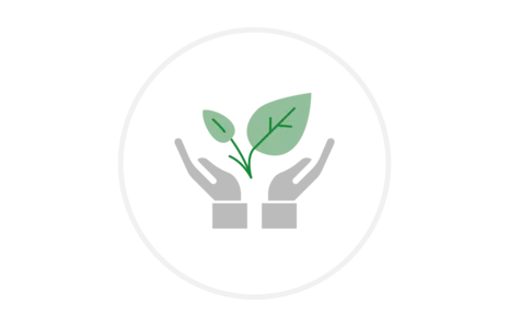 Zwei graue Hände halten grüne Pflanze mit zwei Blättern in grauem Kreis auf weißem Hintergrund, Symbol für Naturheilkunde.