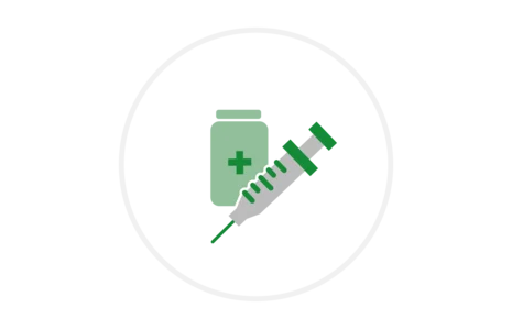 Grüne Spritze und Impfstoff-Fläschchen mit Kreuz in grauem Kreis auf weißem Hintergrund, Symbol für Impfung und Infektionsschutz.
