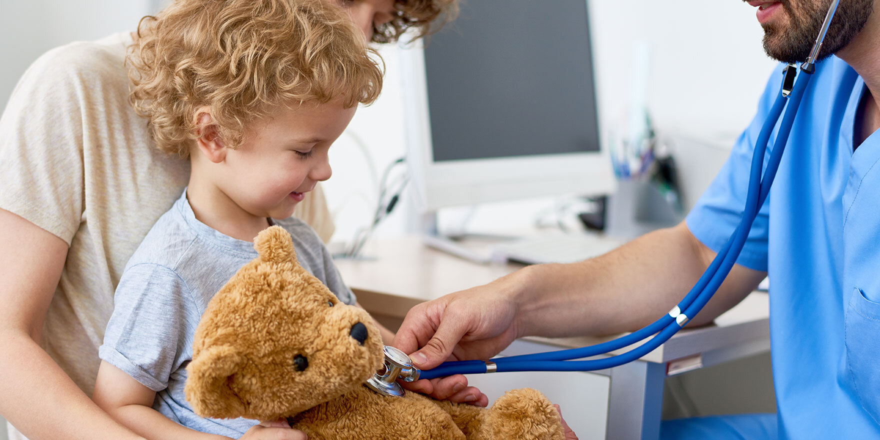 Mutter mit Kind bei der Untersuchung durch den Kinderarzt