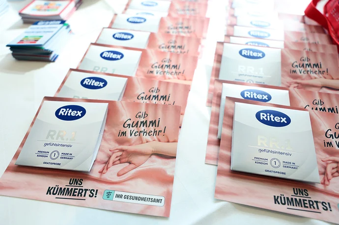 Informationsstand mit Gratisproben Ritex-Kondome und Flyern zur Aufklärungskampagne „Gib Gummi im Verkehr!" des Gesundheitsamtes.
