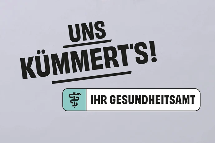 Kampagnenlogo „UNS KÜMMERT'S!" mit Äskulapstab-Symbol und Text „IHR GESUNDHEITSAMT" auf hellgrauem Hintergrund.