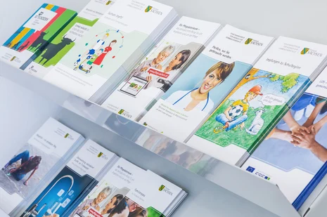 Auslage verschiedener Informationsbroschüren und Publikationen des Sächsischen Staatsministeriums zu Gesundheitsthemen.