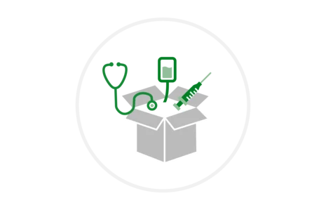 Grünes Symbol: Karton mit medizinischen Utensilien – Stethoskop, Infusionsbeutel und Spritze auf weißem Hintergrund.