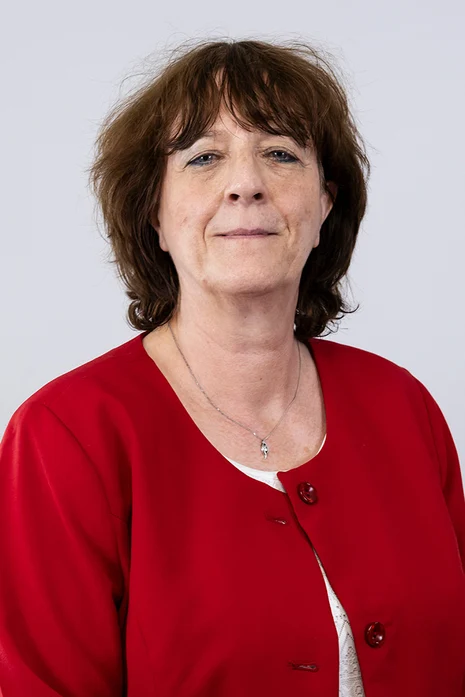 Dr. med. Cornelia Hösemann, Porträt einer Frau mit braunen Haaren in roter Strickjacke vor hellem Hintergrund.