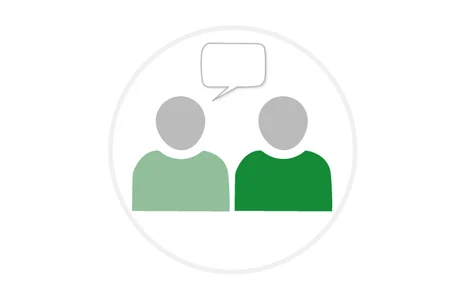 Icon zwei Personen im Gespräch mit Sprechblase in grünen und grauen Farbtönen auf weißem Hintergrund.