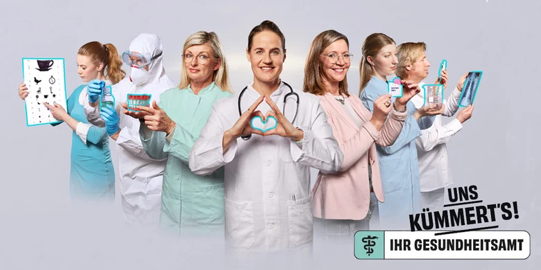 Acht Gesundheitsfachkräfte mit Arbeitsmaterialien wie Sehtafel, Gebiss, Stethoskop und Röntgenbild. Logo „Uns kümmerts! Ihr Gesundheitsamt" mit Äskulapstab-Symbol.