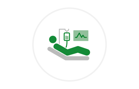 Piktogramm für stationäre medizinische Versorgung: Liegende Person auf Krankenhausbett mit Infusion und Überwachungsmonitor.