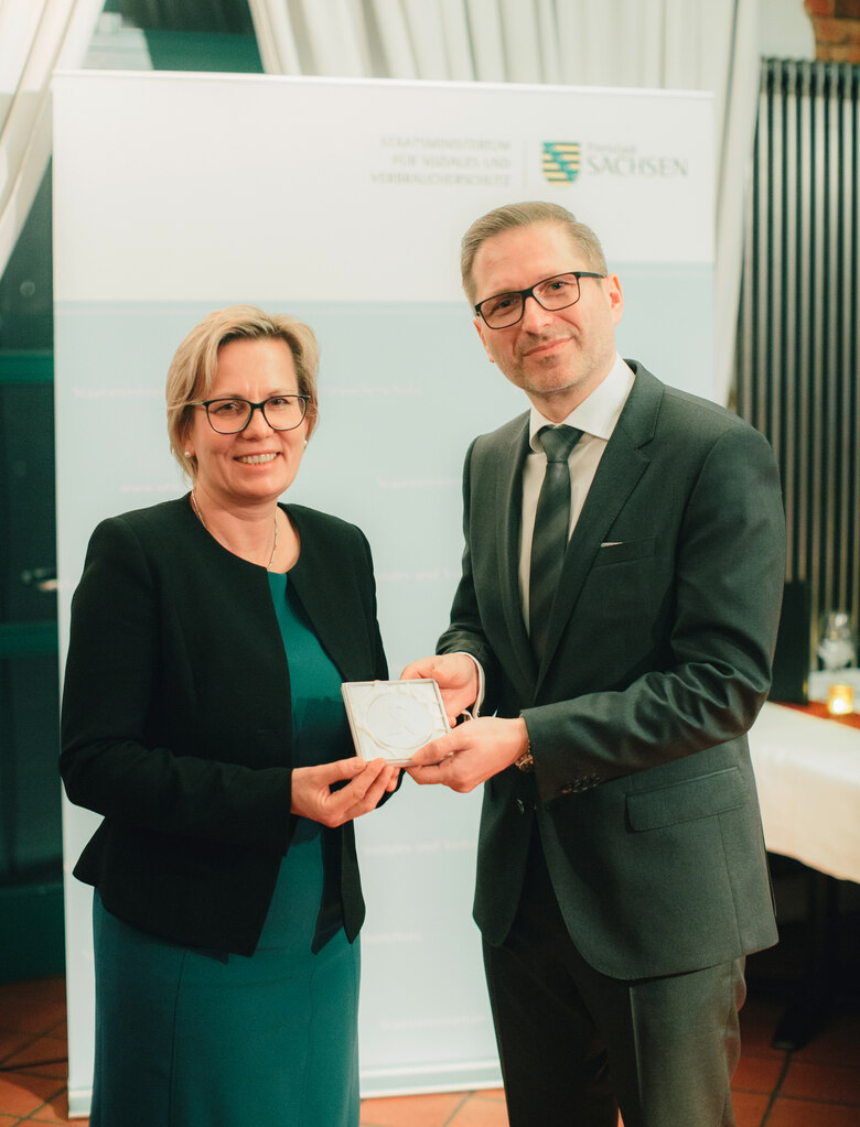 Verleihung der Sächsischen Ehrenmedaille für herausragende Leistungen im Kampf gegen HIV und AIDS 2017: Ministerin übergibt Urkunde an Preisträger.