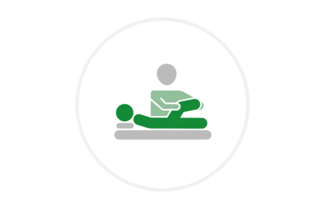 Piktogramm für Vorsorge und Rehabilitation: Pflegekraft betreut liegende Person auf Liege. Grüne Darstellung symbolisiert therapeutische Versorgung.