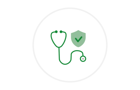 Symbol für Vorsorgeuntersuchungen: Grünes Stethoskop und Schild mit Häkchen auf weißem Grund. Steht für medizinische Vorsorge und Gesundheitsschutz.